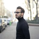 Jaki kolor włosów wybrać do ciemnej karnacji? Poradnik i trendy